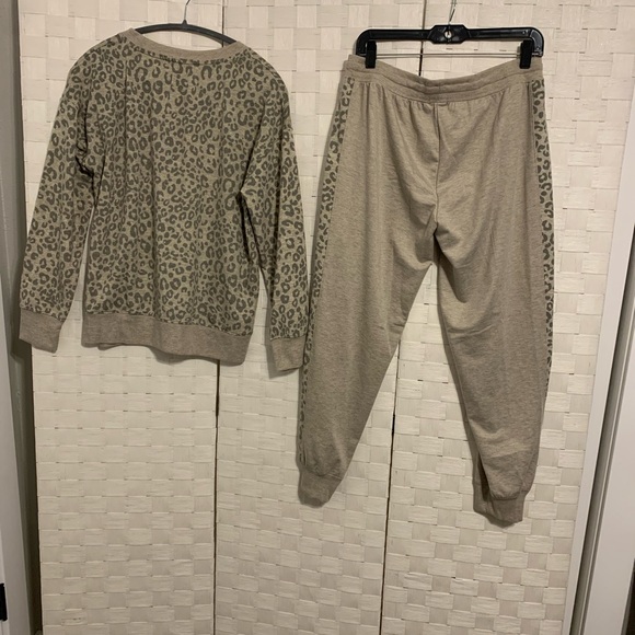 Splendid Ladies Jogger and Crew Neck Set - Picture 3 of 3